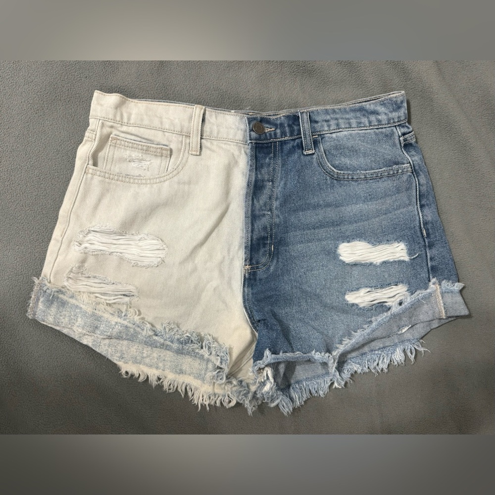 Two-Tone Cello Distressed Jean Shorts Size Large
